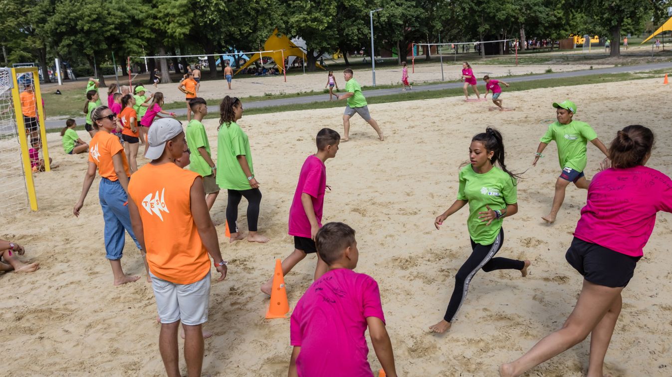 Zánka, 2023. július 18.
A Zánkai Erzsébet-tábor heti sportnapja a strandon 2023. július 18-án. A budapesti atlétikai világbajnokság jegyében a Budapest 2023 Zrt. ingyenes belépõjegyeket ajánlott fel az Erzsébet-táboroknak, amelyeket a balatoni, tábori sportbajnokságok gyõztesei vehetnek át hétrõl hétre a sportnapokon.
MTI/Katona Tibor