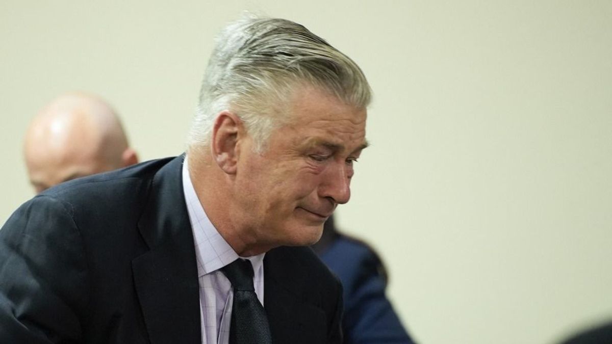 Alec Baldwin a kamerák kereszttüzében sírta el magát
