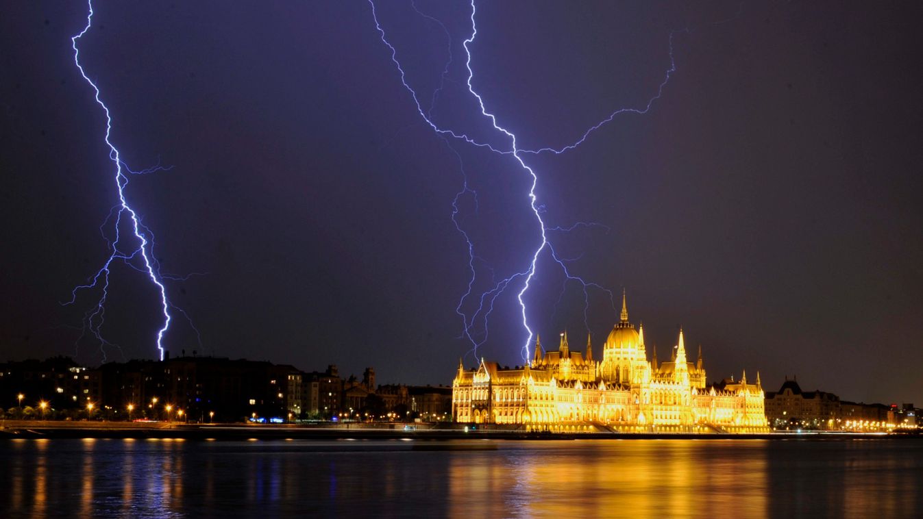 Budapest, 2015. május 20.
Villámlás Budapest felett, jobbra a Parlament 2015. május 20-án.
MTI Fotó: Kovács Tamás