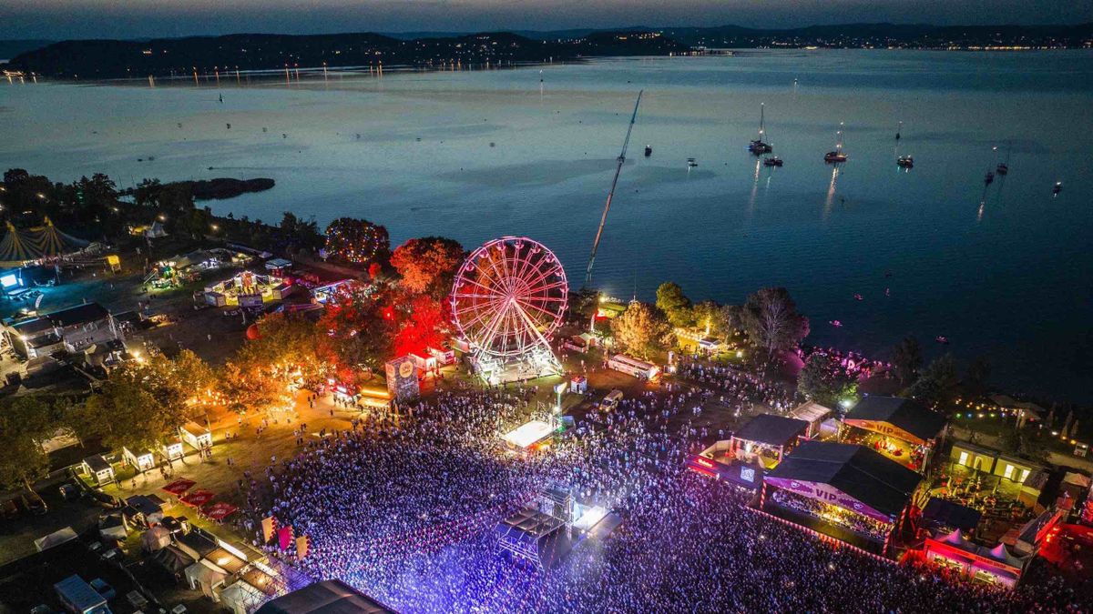 Azahriah a Balaton-parton