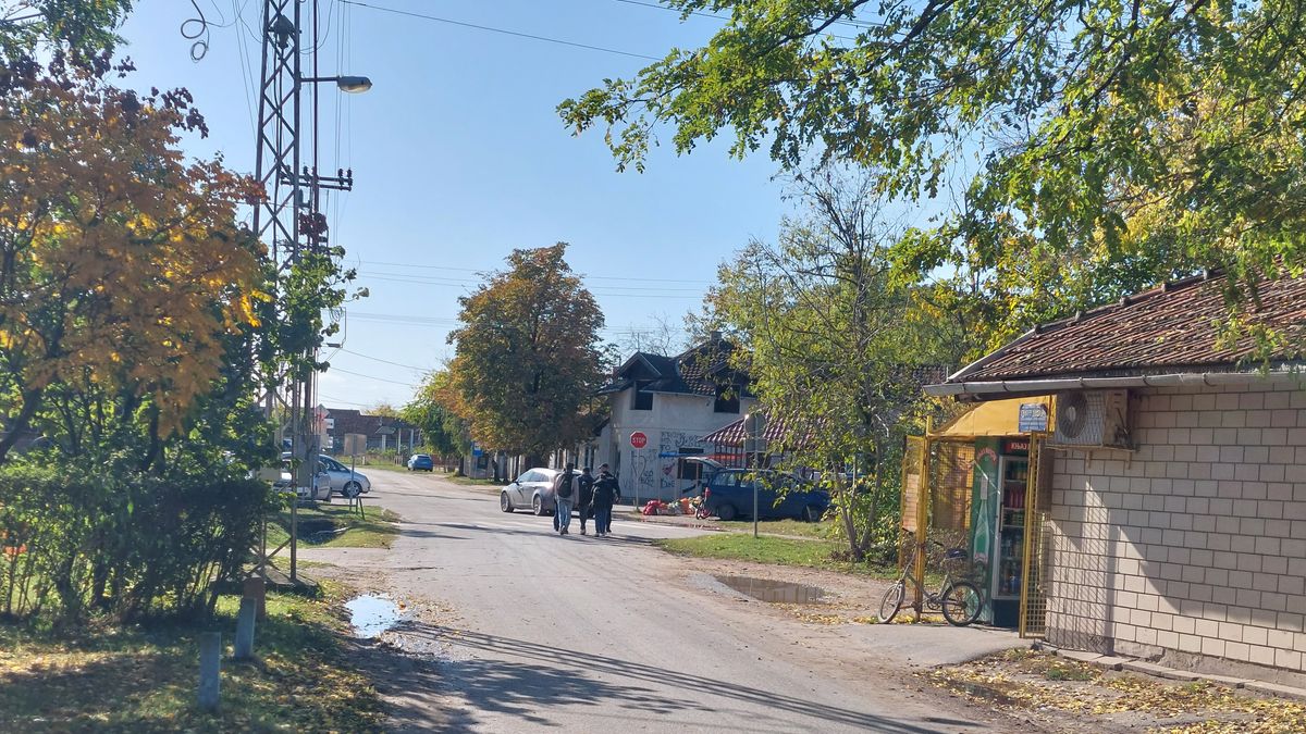 Migránsok és fegyveres embercsempészek a magyar határ közelében