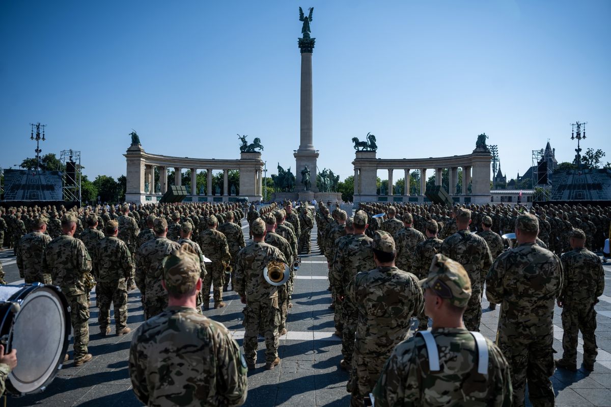 Budapest, 2024. július 13.
Résztvevõk a Magyar Honvédség Altiszti Akadémiáján végzett honvéd altisztek eskütételi ünnepségén a budapesti Hõsök terén 2024. július 13-án.
MTI/Balogh Zoltán