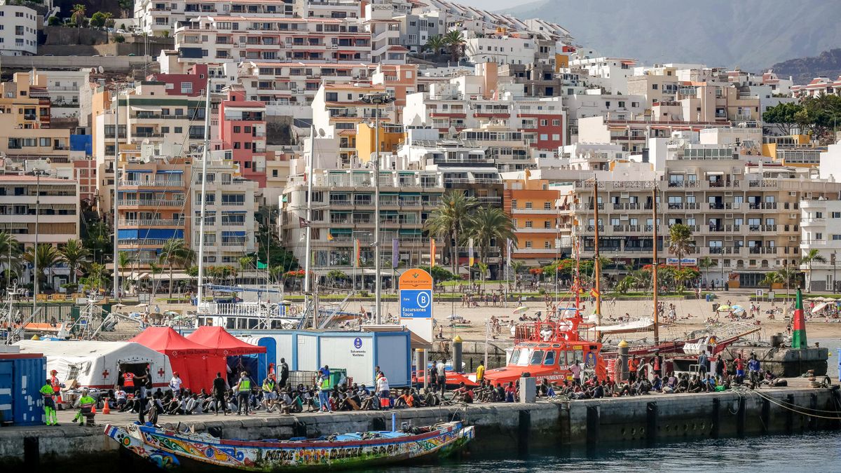 Így lepik el az üdülőhelyeket az Európába csónakokon érkező illegális migránsok + videó