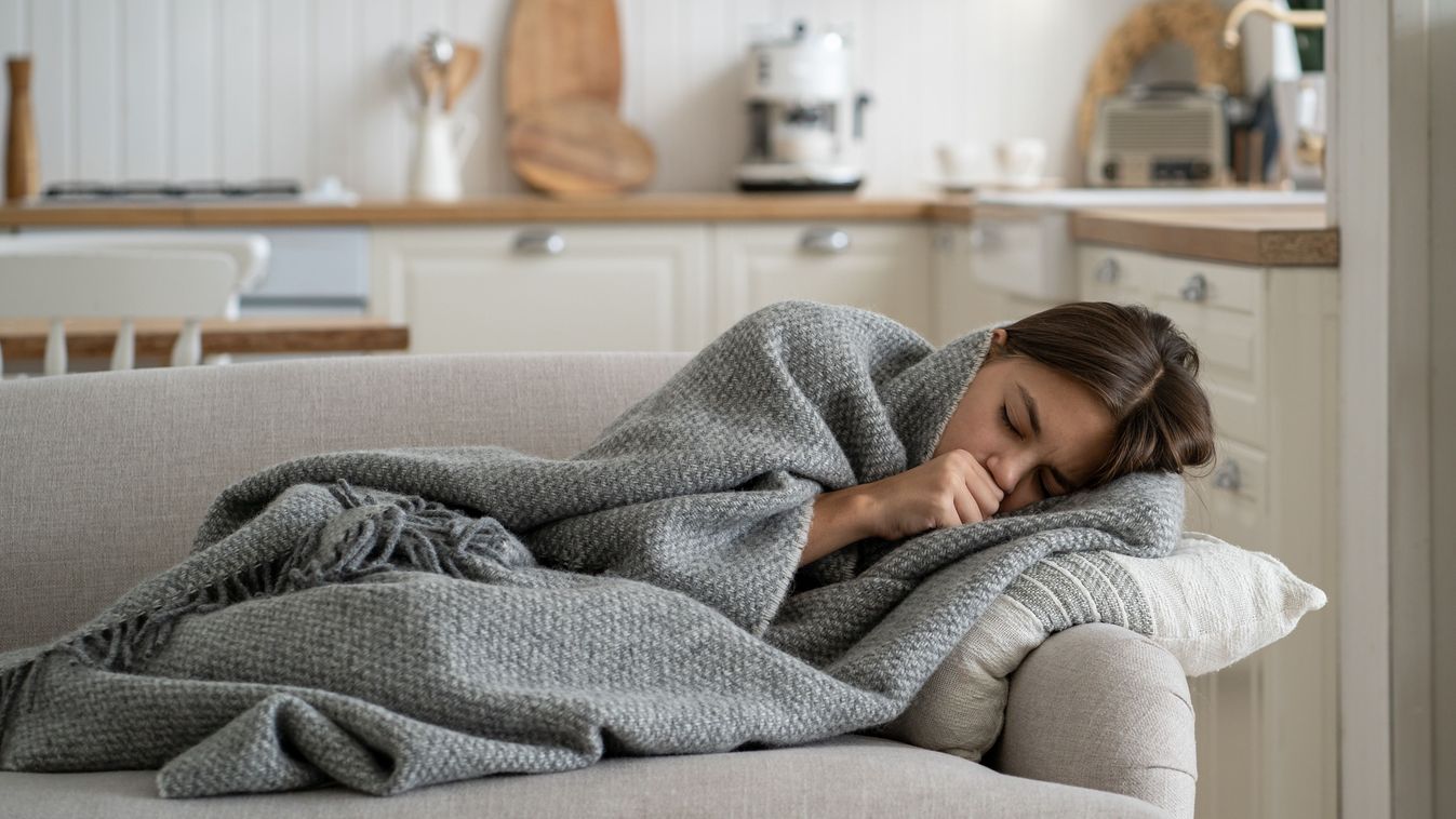 Sick,Girl,Child,Covered,With,Blanket,Lying,On,Sofa,At,köhög,beteg,influenza