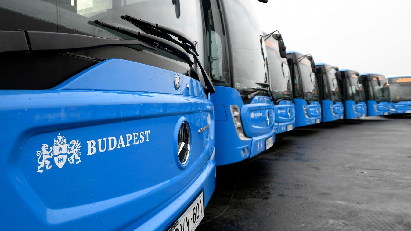 Budapest, 2020. január 20.
A BKV Zrt. új Mercedes-Benz Conecto Next Generation típusú buszai a jármûvek forgalomba állítása alkalmából tartott rendezvényen a társaság dél-pesti telephelyén 2020. január 20-án.
MTI/Kovács Tamás