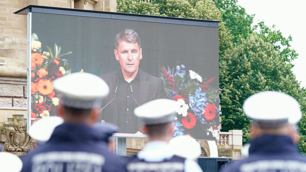 Megszólalt annak a rendőrnek a családja, akit egy migráns gyilkolt meg
