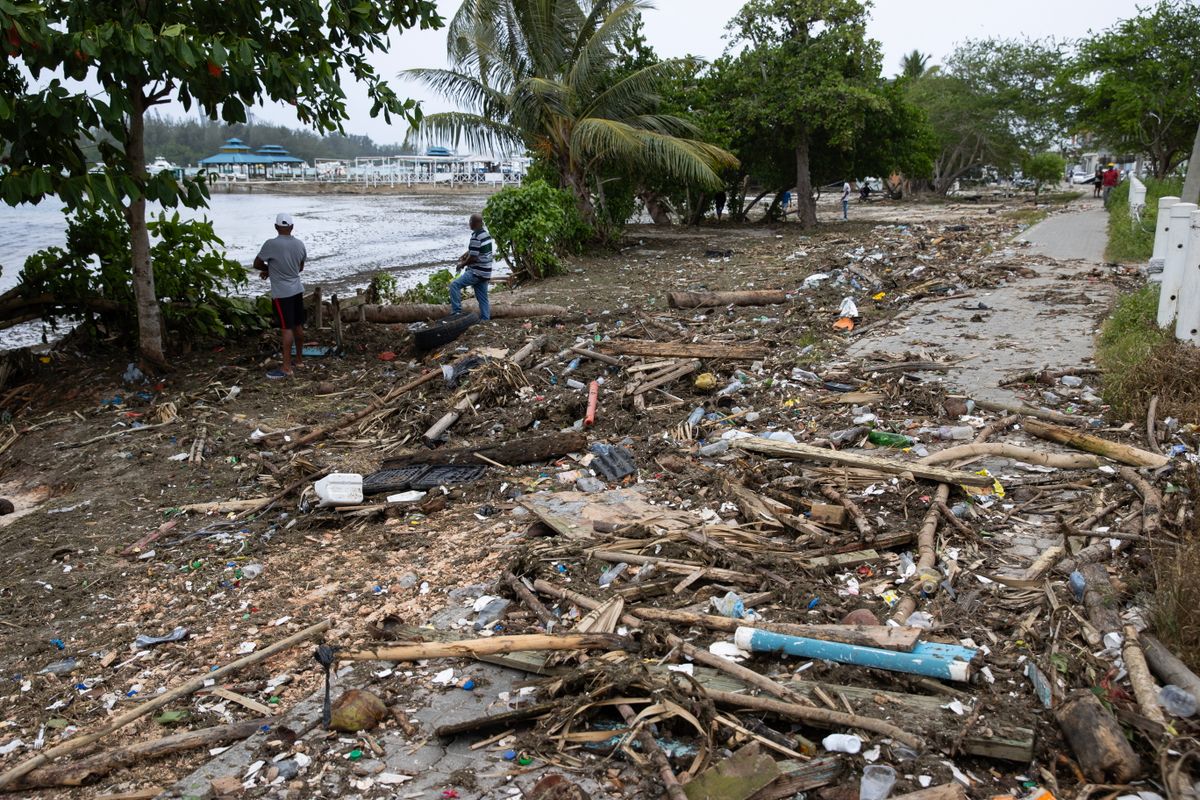 Szeméttel borított partszakasz a Beryl névre keresztelt hurrikán elvonulása után Santo Domingóban 2024. július 3-án. (Fotó: MTI/EPA/EFE/Orlando Barría)