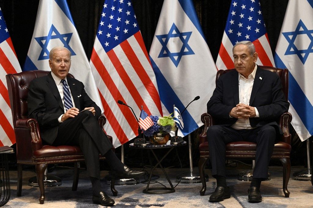 Joe Biden (b) amerikai elnök és Benjámin Netanjahu izraeli miniszterelnök 2023. október 18-án. (Fotó: Brendan SMIALOWSKI / AFP)