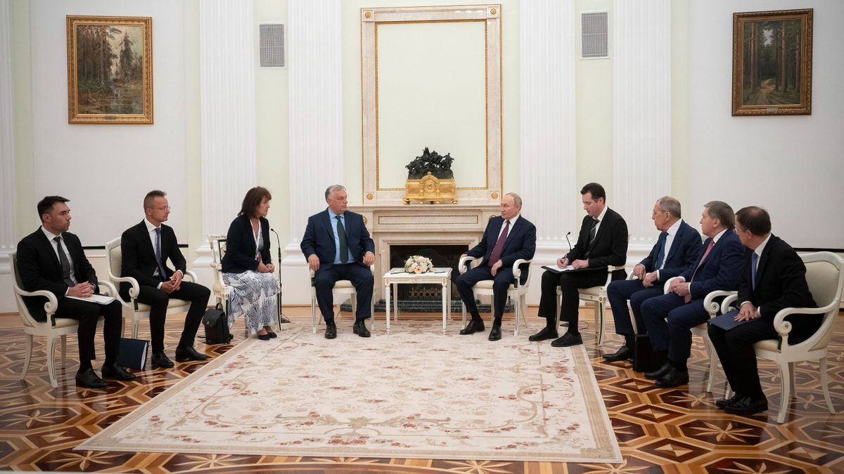 „Orbán Viktor az egyetlen európai politikus, aki képes Zelenszkijjel és Putyinnal is tárgyalni”