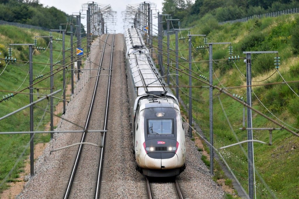 Az SNCF francia vasúttársaság nagysebességű vonata csökkentett sebességgel közlekedik a Bordeaux-Párizs útvonalon Chartres-ban, Észak-Franciaországban 2024. július 26-án. (Fotó: JEAN-FRANCOIS MONIER / AFP)