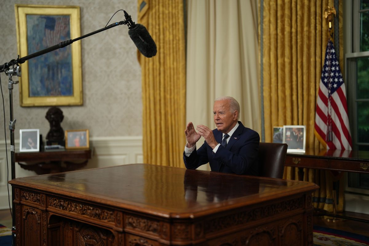 Joe Biden amerikai elnök televíziós üzenetet intéz a nemzethez a Donald Trump volt elnök ellen elkövetett merénylettel kapcsolatban a washingtoni Fehér Ház Ovális irodájából 2024. július 14-én. (Fotó: MTI/EPA/The New York Times pool/Erin Schaff)