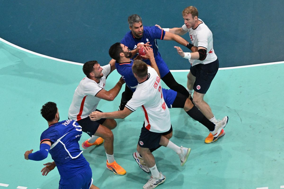 France's left back #13 Nikola Karabatic (C) and France's pivot #22 Luka Karabatic (up) fight for the ball with Norway's pivot #03 Vetle Eck Agaduring the Men's Preliminary Round Group B handball match between France and Norway of the Paris 2024 Olympic Games, at the Paris South Arena in Paris, on July 29, 2024. (Photo by Sebastien BERDA / AFP) franciák magyar csapat olimpia 2024 kézilabda