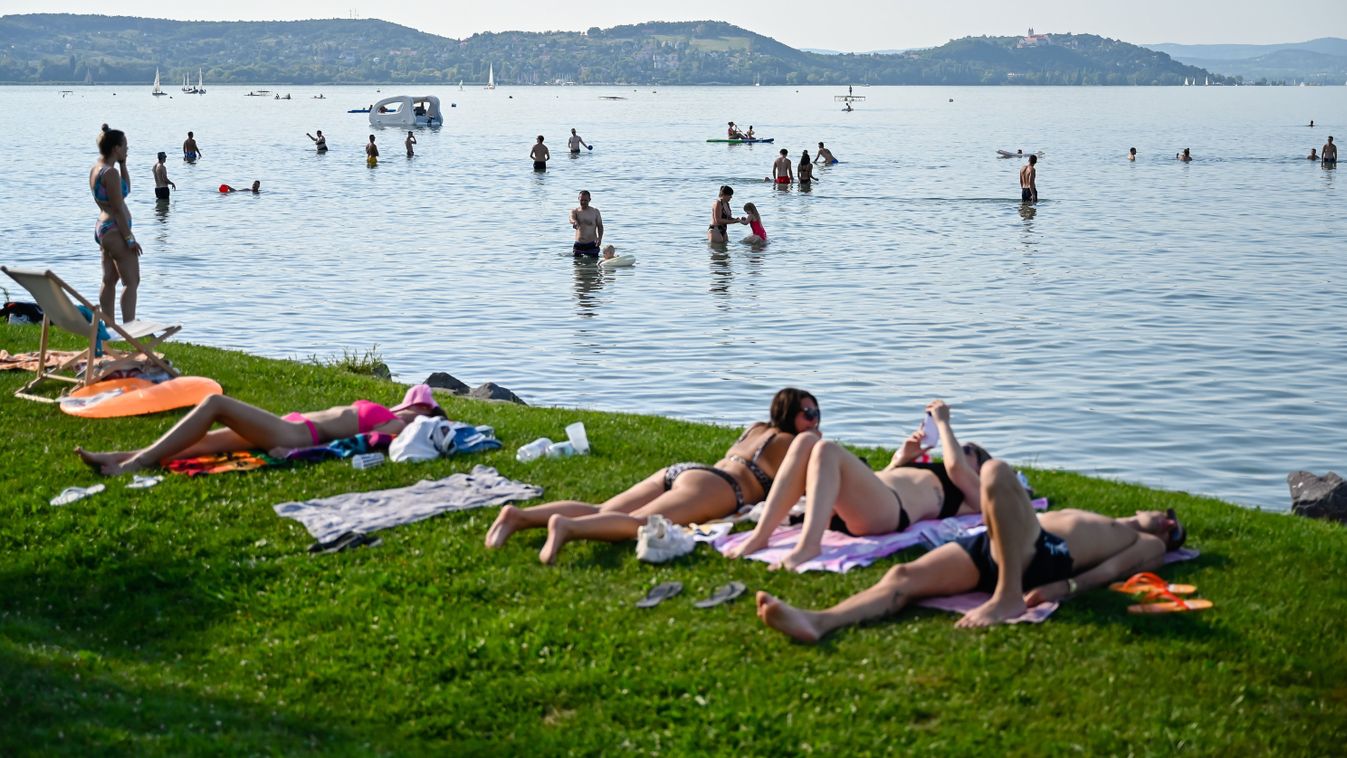 Zamárdi, 2023. augusztus 24.
Fiatalok fürdenek a Balatonban a Strand Fesztiválon Zamárdiban 2023. augusztus 24-én. A fesztivált augusztus 23. és 26. között rendezik meg a Balaton-parti településen.
MTI/Vasvári Tamás