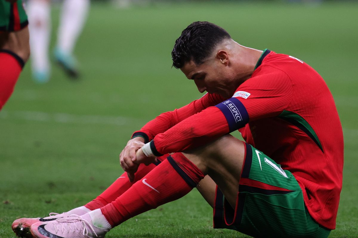 Frankfurt, 2024. július 1.
A portugál Cristiano Ronaldo a földön ül egy elhibázott lövés után a 2024-es németországi labdarúgó Európa-bajnokság nyolcaddöntõjében játszott Portugália - Szlovénia mérkõzésen a frankfurti Waldstadionban 2024. július 1-jén.
szaúdi liga foci Eb 2024

