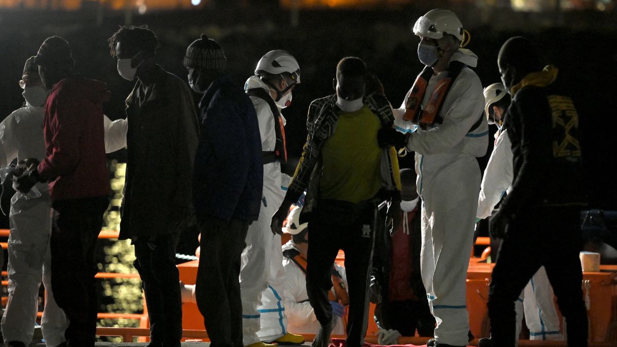 A migránsgyerekek miatt szociális vészhelyzetet hirdetett a kanári-szigeteki Lanzarote
