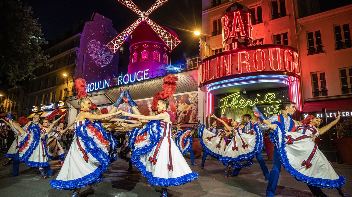 Visszaállították a lapátokat a párizsi Moulin Rouge világhírű szélmalmára