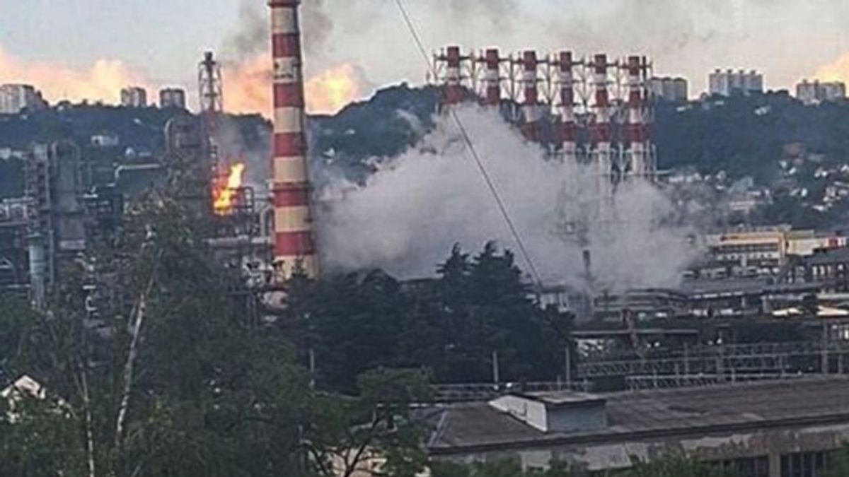 Tűz ütött ki egy orosz olajfinomítóban a dróntámadás után + videó