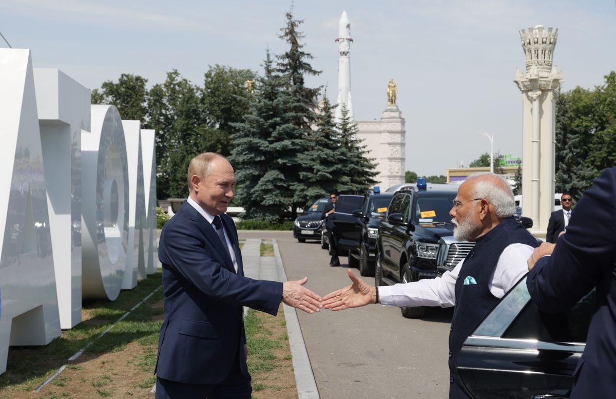 Vlagyimir Putyin orosz elnök Narendra Modi indiai miniszterelnököt fogadja a Roszatom orosz állami atomenergetikai társaság pavilonja előtt a moszkvai VDNH kiállítási központ területén 2024. július 9-én 