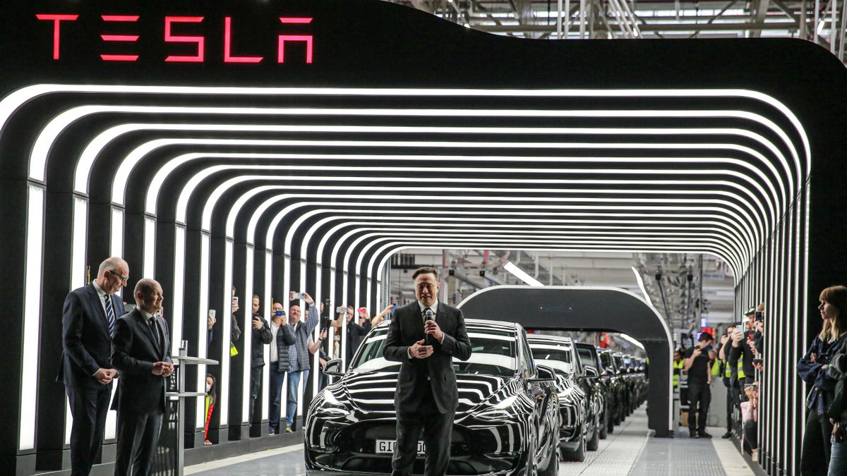 Elon Musk kiszáll az elektromosautó-gyártásból?