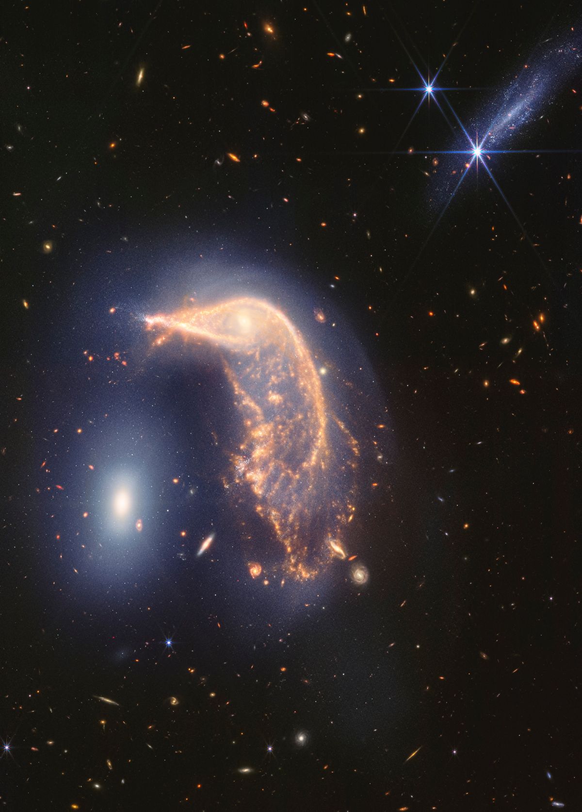 Világûr, 2024. július 12.A NASA és az Ûrteleszkóp-tudományi Intézet közreadta, a Webb ûrteleszkóp által a közeli és középinfravörös tartományban készített képen két egymásra ható, nem hivatalosan Pinvinként és Tojásként emlegetett galaxis. A Földtõl 326 millió fényév távolságra, a Hidra (Északi Vízikígyó) csillagképben elhelyezkedõ, együttesen Arp 142 nevû két galaxis több tízmillió éve kapcsolódik egymáshoz.MTI/AP/NASA és Ûrteleszkóp-tudományi Intézet