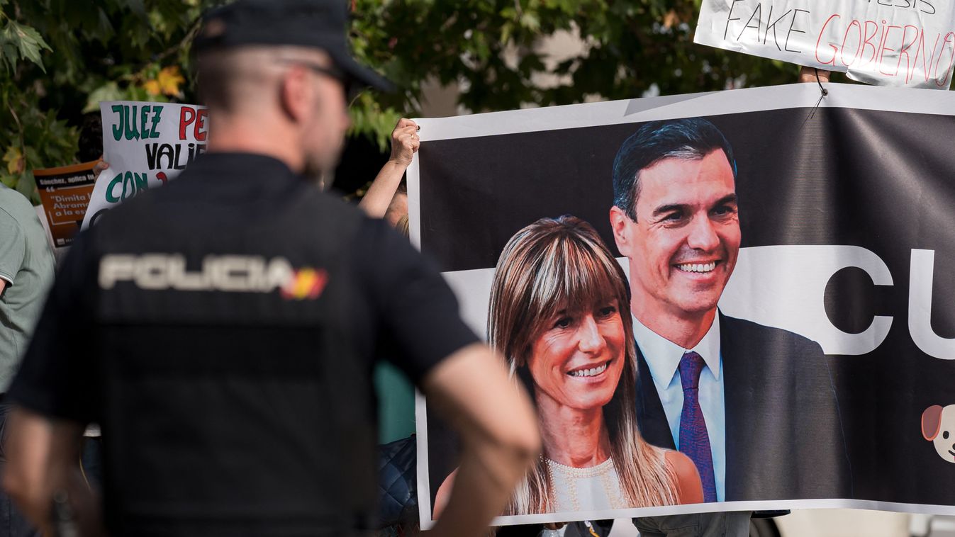 MADRID, SPAIN - JULY 30: Atmosphere outside the Moncloa Palace on the day of Prime Minister Pedro Sanchez's statement in Madrid, Spain on July 30, 2024. Judge Juan Carlos Peinado, who is investigating the case of Begona Gomez, the wife of Pedro Sanchez, President of the Spanish government, for possible influence peddling and corruption in business, goes to the Presidential Palace of Spain, La Moncloa, to take a personal statement as a witness from Pedro Sanchez. Diego Radames / Anadolu (Photo by Diego Radames / ANADOLU / Anadolu via AFP)