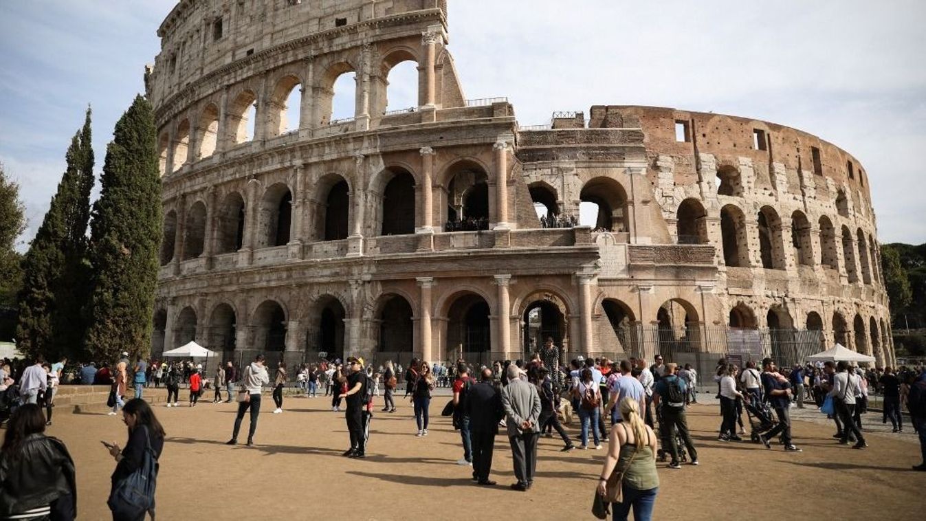 Turisták a Colosseum előtt Rómában, Olaszországban 