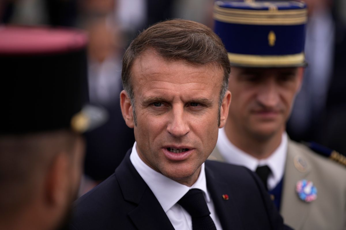 Emmanuel Macron (b) francia elnök részt vesz a Bastille bevételének évfordulója alkalmából rendezett katonai parádén a párizsi Champs-Élyées sugárúton 2024. július 14-én. (Fotó: MTI/AP/Louise Delmotte)