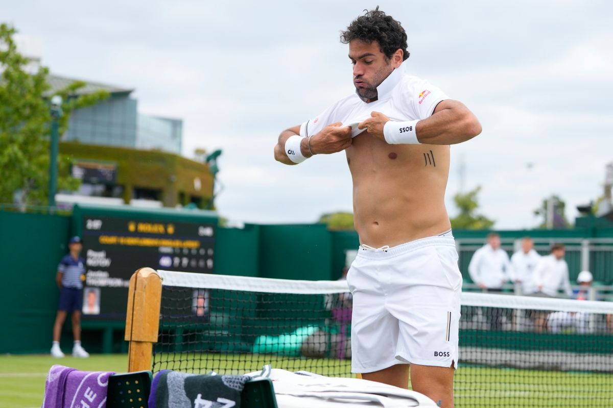 Wimbledon, 2024. július 1.
Az olasz Matteo Berrettini pólót vált a Fucsovics Márton elleni mérkõzésen a wimbledoni teniszbajnokság férfi egyesének elsõ fordulójában Londonban 2024. július 1-jén.
Wimbledon