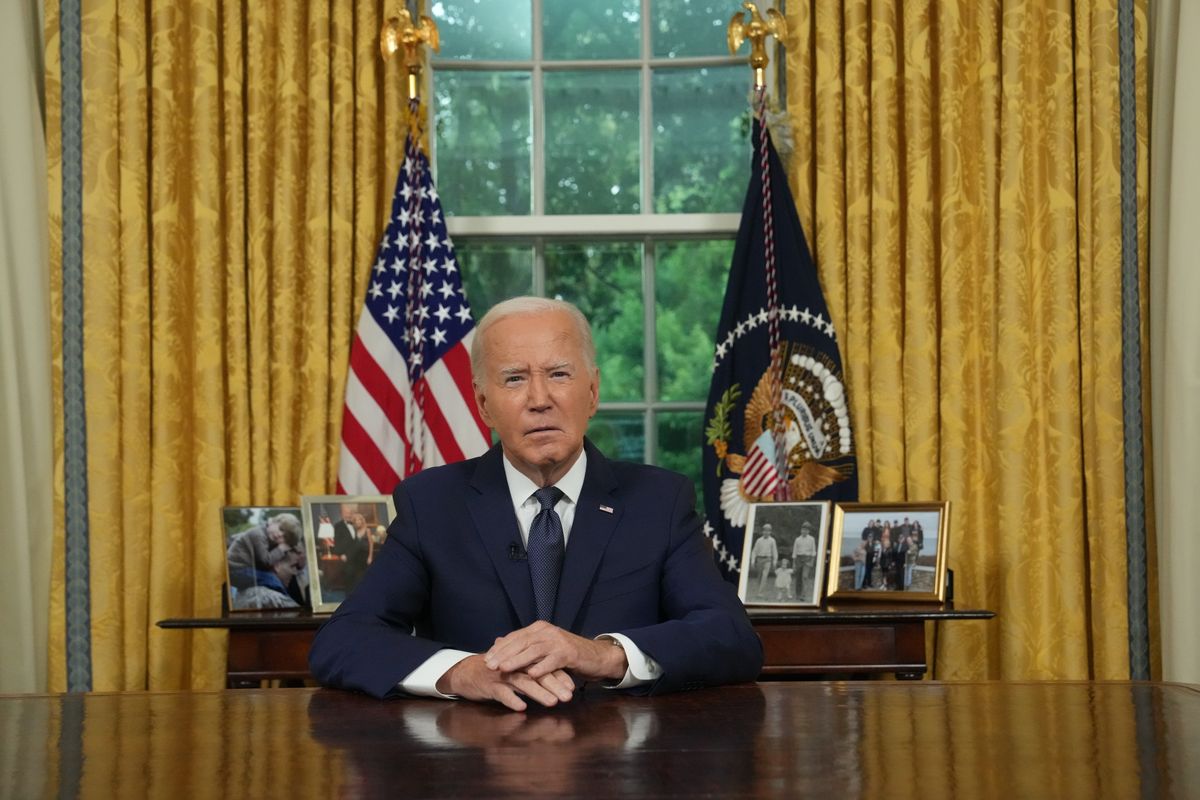 Joe Biden amerikai elnök televíziós üzenetet intéz a nemzethez a Donald Trump volt elnök ellen elkövetett merénylettel kapcsolatban a washingtoni Fehér Ház Ovális irodájából 2024. július 14-én. (Fotó: MTI/EPA/The New York Times/Erin Schaff)