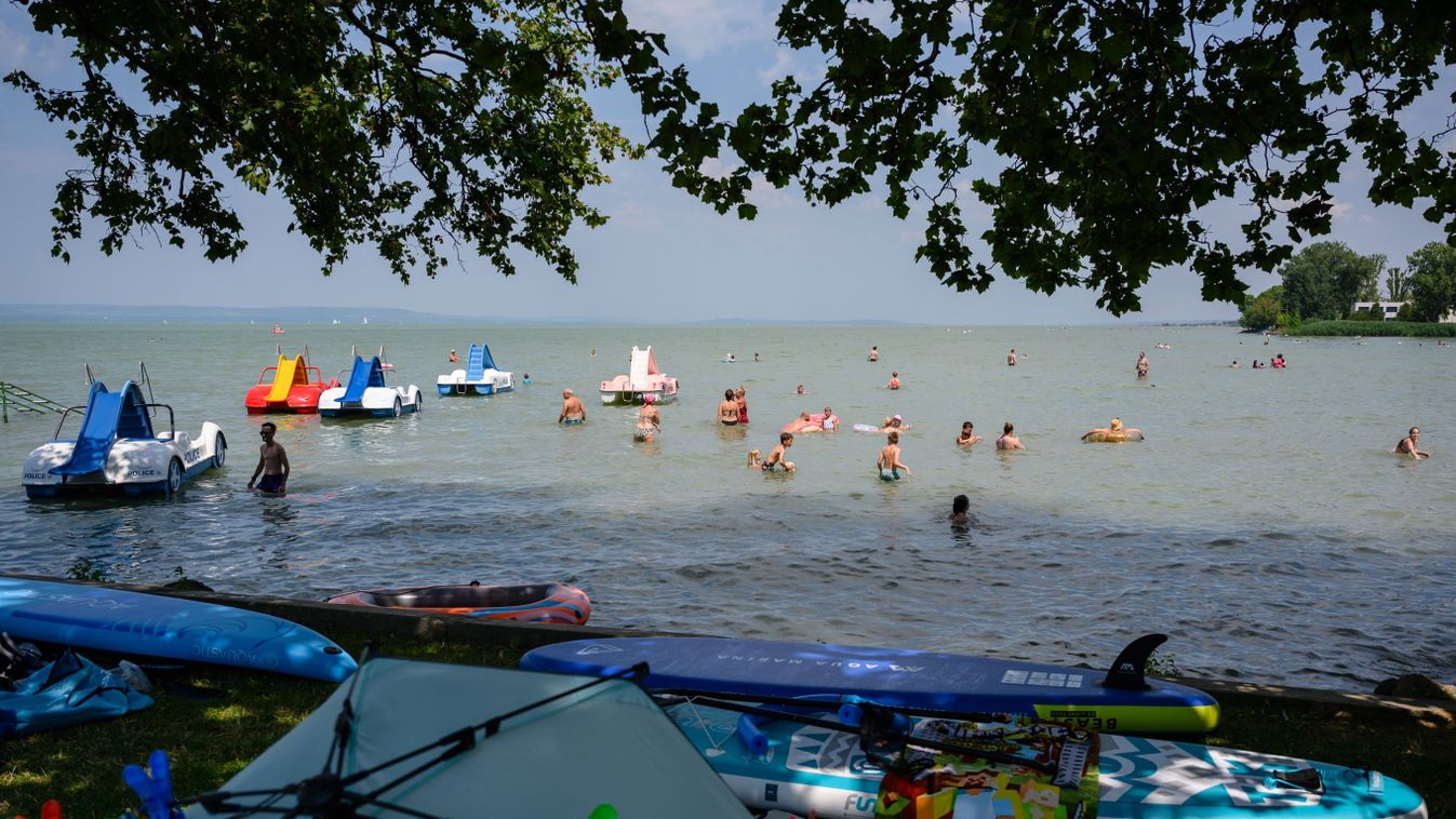 Balatonboglár, 2024. július 12.
Fürdõzõk a balatonboglári Platán strandon 2024. július 12-én.
MTI/Vasvári Tamás