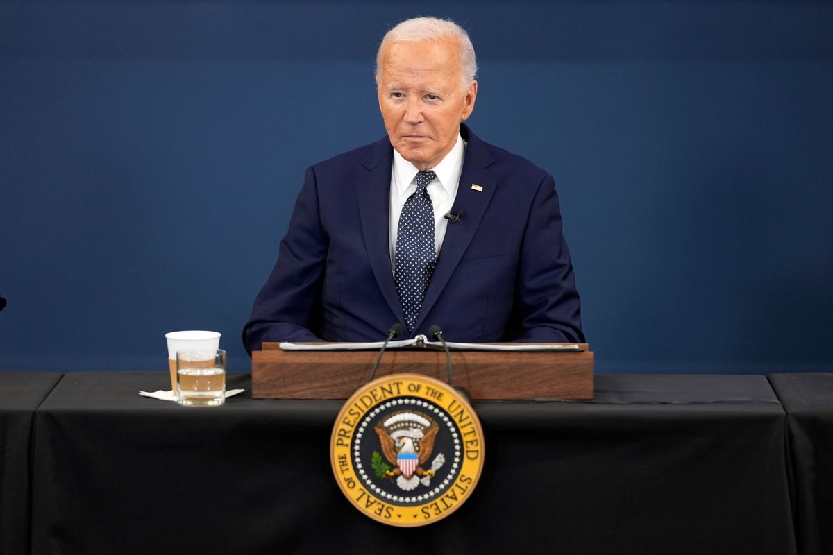 Joe Biden amerikai elnök látogatást tesz a vészhelyzeti műveleti központban Washingtonban 2024. július 2-án. (Fotó: MTI/AP/Evan Vucci)