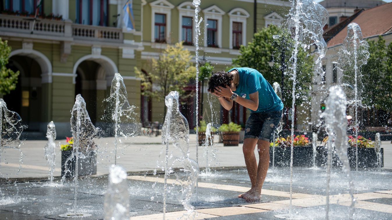 Eger, 2022. június 27.
Szökõkútban frissíti magát egy férfi a hõségben az egri Dobó téren 2022. június 27-én. Ezen a napon életbe lépett az országos tisztifõorvos által elrendelt harmadfokú hõségriasztás.
MTI/Komka Péter