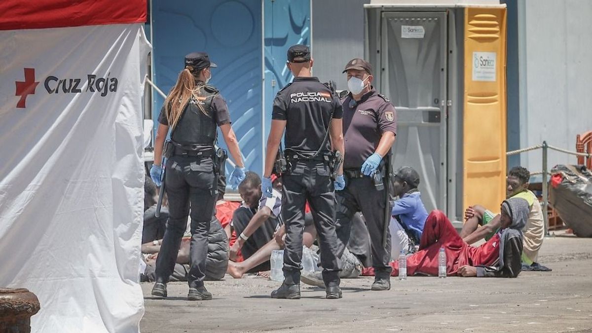 Az illegális migránsok ellen tüntettek a spanyolországi Kanári-szigeteken
