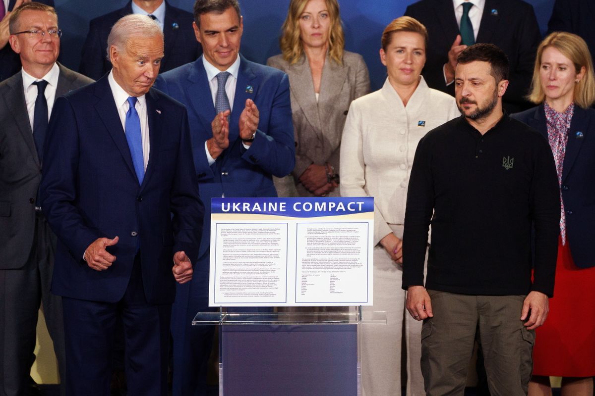 Volodimir Zelenszkij ukrán elnök (elöl, j) és Joe Biden amerikai elnök (elöl, b) tagállami vezetőkkel a Ukraine Compact néven Ukrajna támogatásra létrejött biztonsági egyezmény dokumentuma mellett a NATO-Ukrajna Tanácsnak a NATO washingtoni csúcstalálkozójának keretében tartott ülése után 2024. július 11-én. (Fotó: MTI/EPA/Will Oliver)