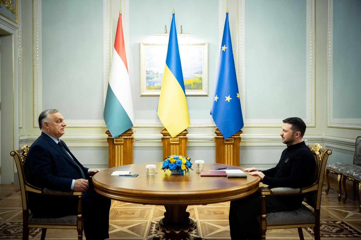 A Miniszterelnöki Sajtóiroda által közreadott képen Orbán Viktor miniszterelnök (b) és Volodimir Zelenszkij ukrán elnök tárgyal Kijevben 2024. július 2-án. (Fotó: MTI/Miniszterelnöki Sajtóiroda/Fischer Zoltán)
