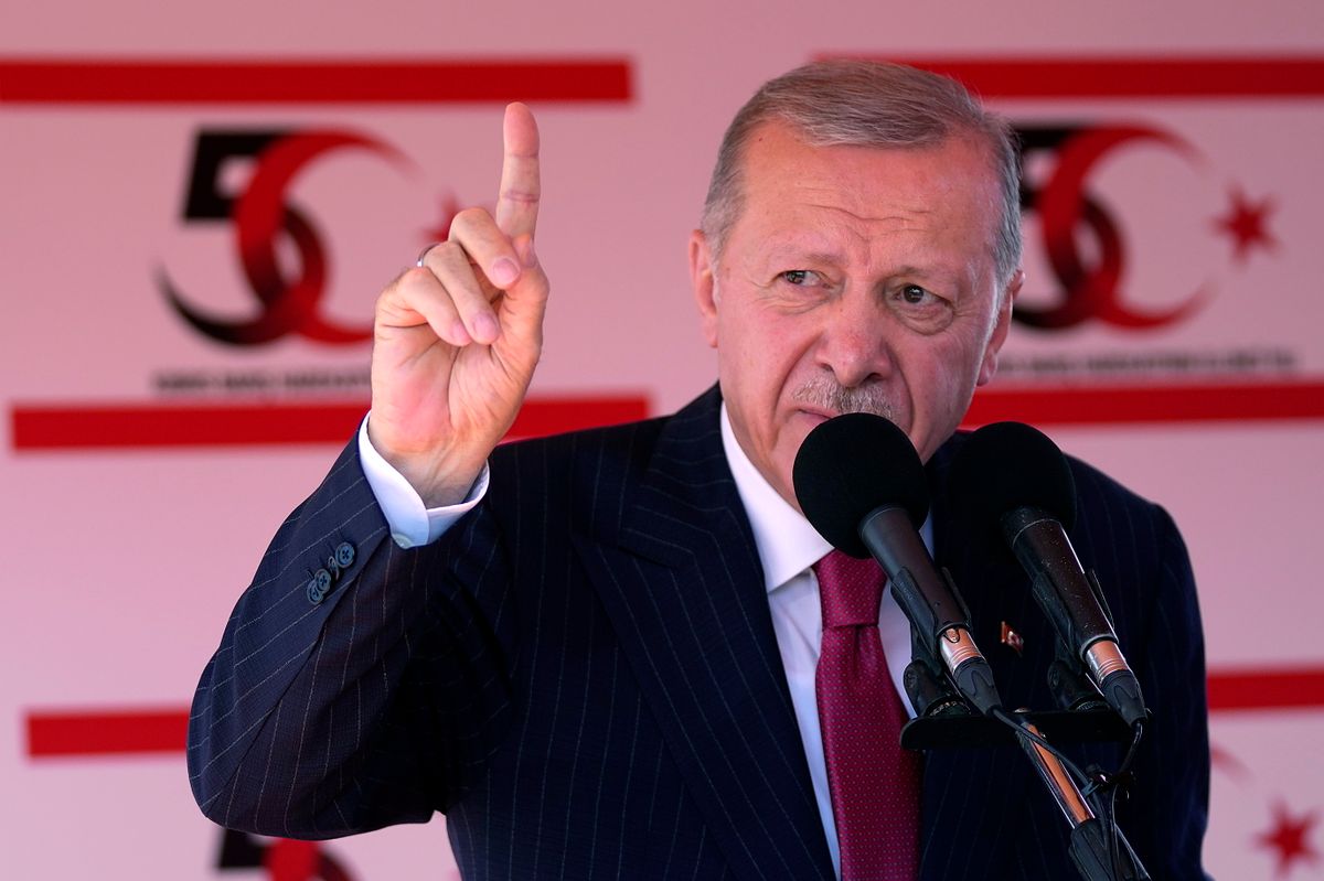Recep Tayyip Erdogan, Törökország elnöke beszél a Ciprus északi része török megszállásának 50. évfordulóján rendezett katonai díszszemlén a két részre osztott Nicosia török felében 2024. július 20-án. (Fotó: MTI/AP/Pétrosz Karadzsiasz)