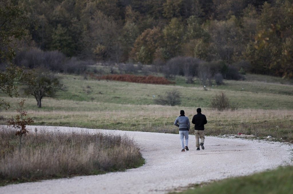 Migránsok sétálnak a Lipa migránstáboron kívül, Bihac közelében. (Fotó: Damir SENCAR / AFP)