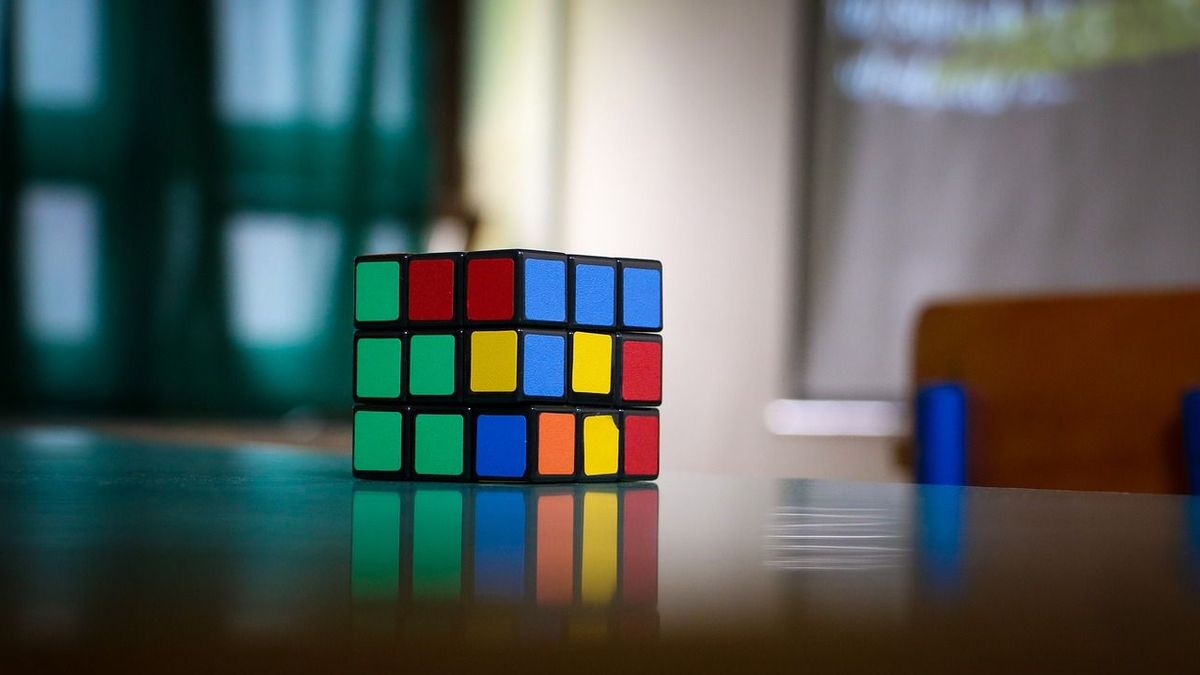 Immáron emlékérmén is megvehető a Rubik-kocka