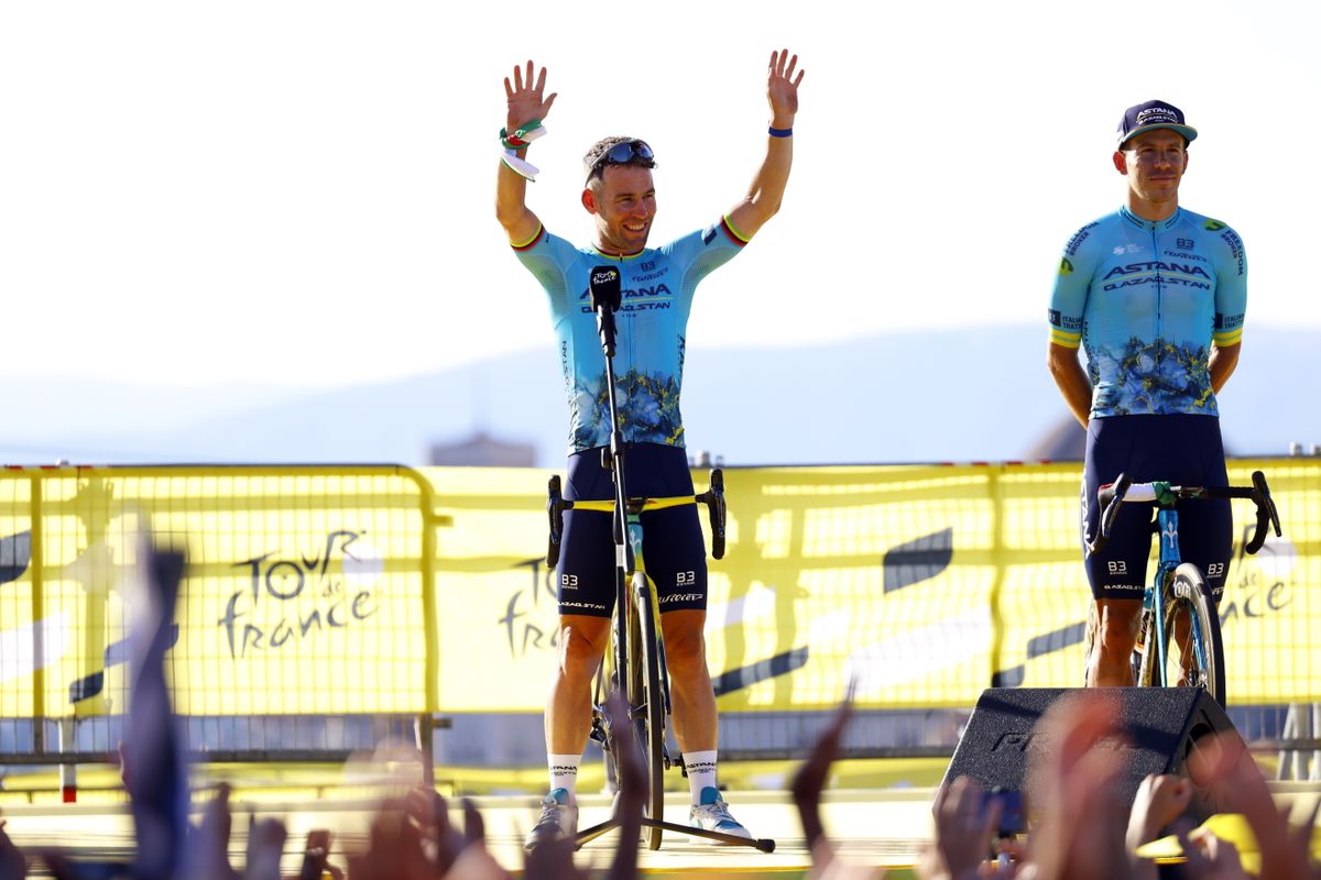 Firenze, 2024. június 27.
Mark Cavendish, az Astana Qazaqstan brit versenyzõje (b) a 111. Tour de France francia országúti kerékpáros körverseny csapatainak bemutatásán Firenzében 2024. június 27-én, két nappal a verseny rajtja elõtt.
rekord Eddy Merckx
