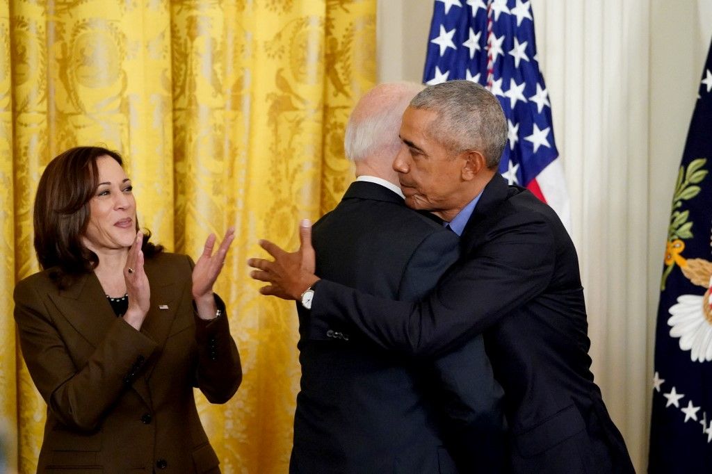 Kamala Harris (b) az Egyesült Államok alelnöke tapsol, amikor Joe Biden amerikai elnök és Barack Obama volt elnök ölelkezik. (Fotó: MANDEL NGAN / AFP)