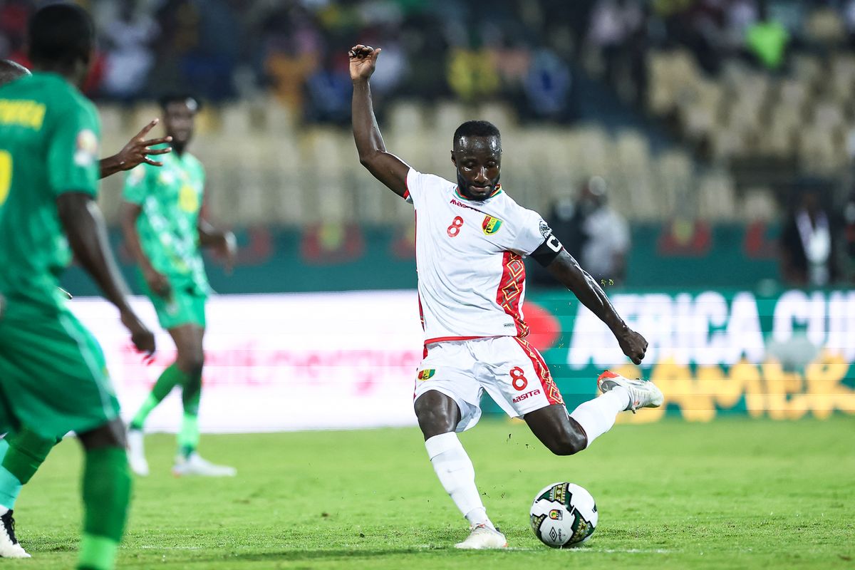 Guinea's midfielder Naby Keita kicks the ball during the Group B Africa Cup of Nations (CAN) 2021 football match between Zimbabwe and Guinea at Stade Ahmadou Ahidjo in Yaounde on January 18, 2022. (Photo by Kenzo Tribouillard / AFP) Szoboszlai Dominik olimpia