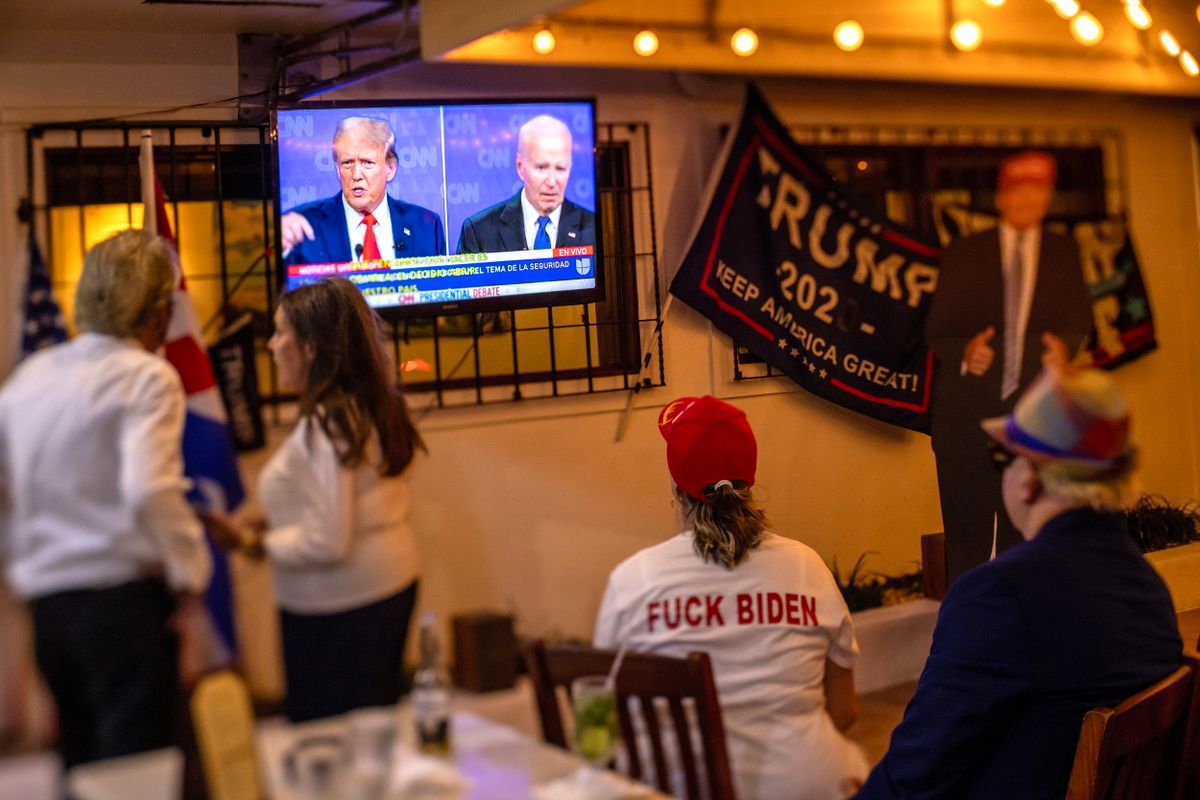 Joe Biden demokrata párti amerikai elnök és Donald Trump republikánus párti volt amerikai elnök televíziós elnökjelölti vitájának közvetítését nézik Trump támogatói a floridai Miamiban 2024. június 27-én 