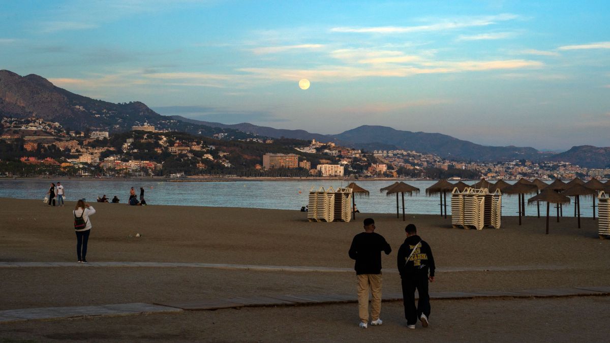 Versengenek az első sorért a turisták a spanyol tengerpartokon + videó