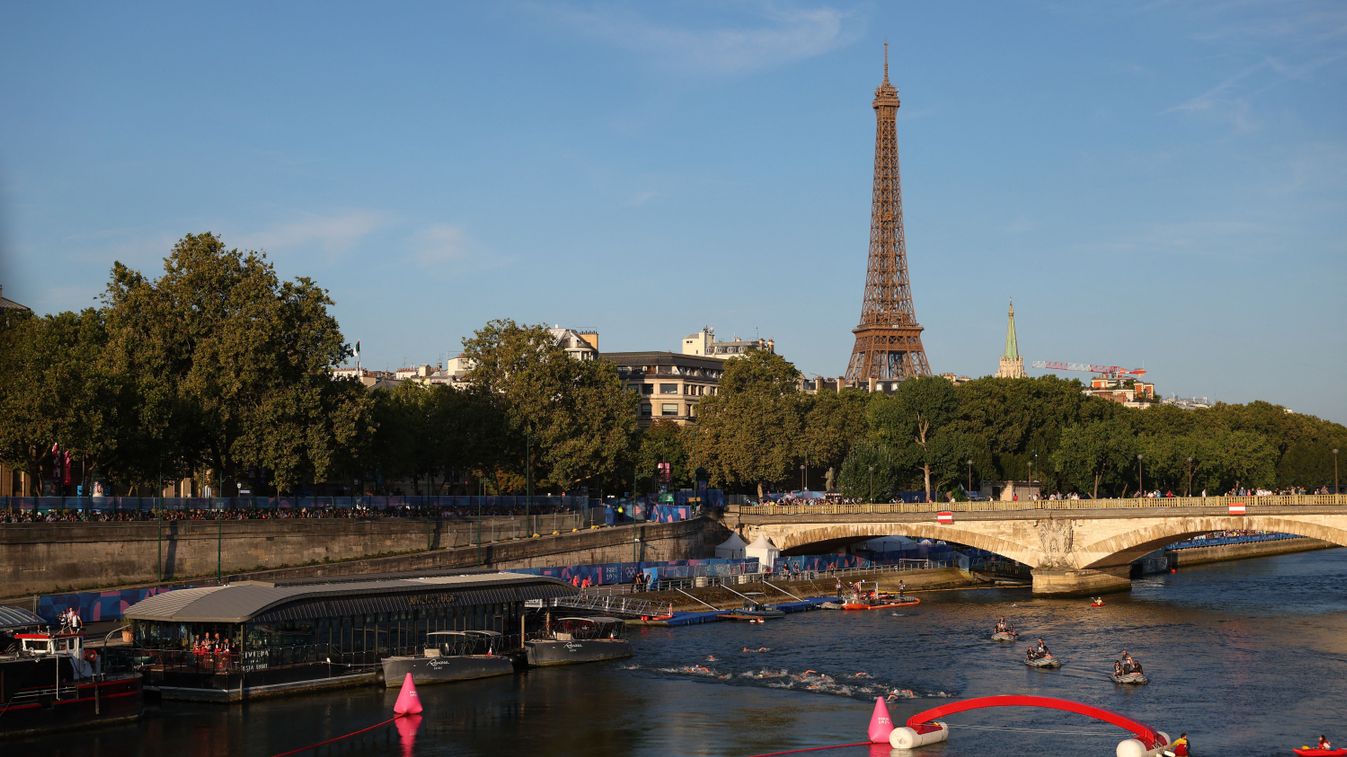 Athletes swim in the Seine river in front of the Eiffel Tower during the men's 10km marathon swimming final at the Paris 2024 Olympic Games at Pont Alexandre III in Paris on August 9, 2024. (Photo by Franck FIFE / AFP)