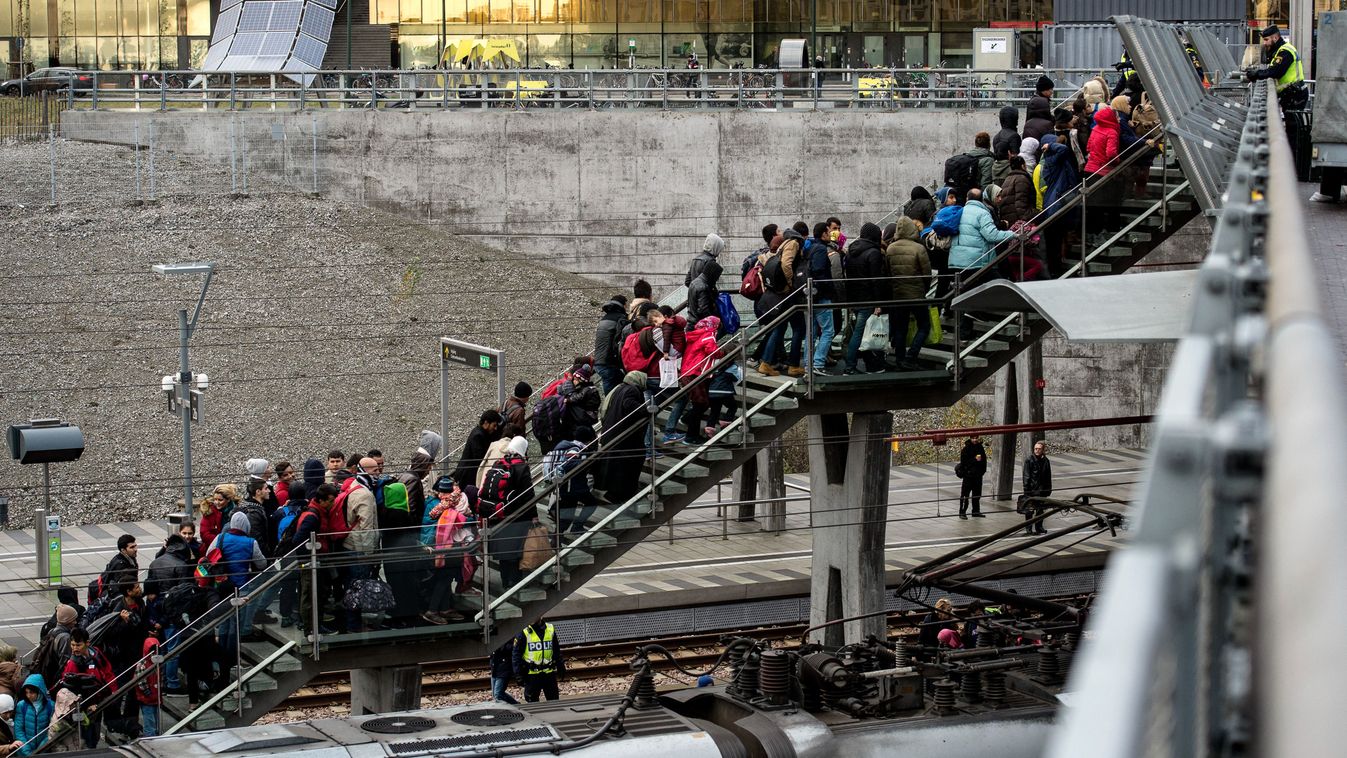 Police organize the line of refugees on the stairway leading up from the trains arriving from Denmark at the Hyllie train station outside Malmo, Sweden, November 19, 2015. 600 refugees arrived in Malmo within 3 hours and the Swedish Migration Agency said in a press statement that they no longer can guarantee accommodation for all asylum seekers.     AFP PHOTO / TT NEWS AGENCY / JOHAN NILSSON    +++   SWEDEN OUT   +++ (Photo by JOHAN NILSSON / TT NEWS AGENCY / AFP)