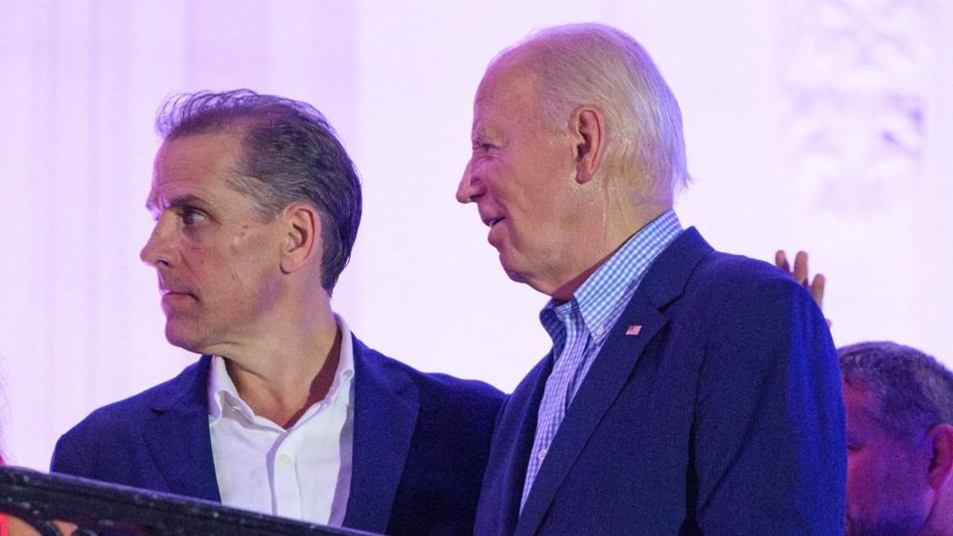 Joe Biden amerikai elnök és fia, Hunter Biden, miután 2024. július 4-én megnézték a függetlenség napi tűzijátékot a washingtoni Fehér Házban.