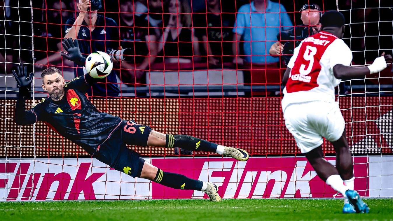 Ajax Amsterdam v Panathinaikosz Európa-liga maratoni tizenegyespárbaj UEFA - Panathinaikos goalkeeper Bartlomiej Dragowski is stopping a penalty from Ajax player Brian Brobbey during the match Ajax vs. Panathinaikos at the Johan Cruijff ArenA for the Europa League third qualifying round 2nd leg season 2024-2025 in Amsterdam, Netherlands, on August 15, 2024. (Photo by Marcel van Dorst/NurPhoto) (Photo by Marcel van Dorst / NurPhoto / NurPhoto via AFP)