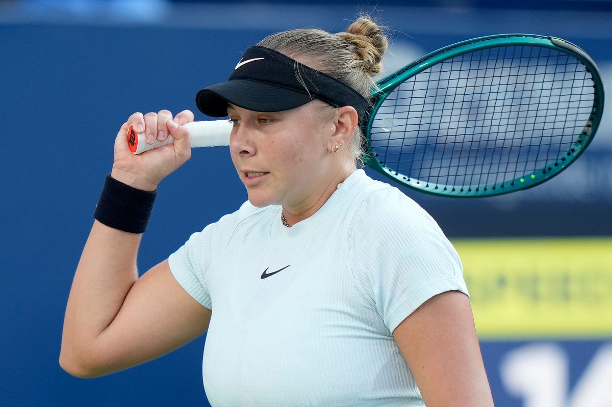 Az amerikai Amanda Anisimova 
US Open olimpiai aranyérmes Cseng Csin-ven

honfitársnõje, Jessica Pegula ellen játszik a montreali keménypályás tenisztorna nõi egyesének WTA döntõjében 2024. augusztus 12-én.