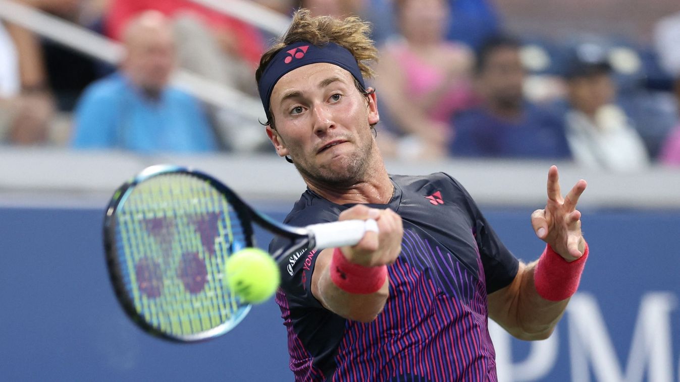 Norway's Casper Ruud returns the ball to France's Gael Monfils during their men's singles second round tennis match on day three of the US Open tenisz tournament at the USTA Billie Jean King National Tennis Center in New York City, on August 28, 2024. (Photo by  / AFP)