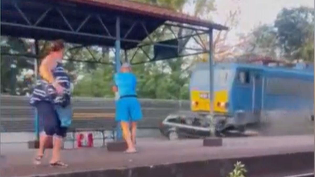Így tolta több száz méteren át maga előtt a vonat az átjáróban elé vágó autót + videó